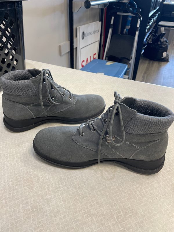 Boots Snow By Clothes Mentor In Grey, Size: 10 For Cheap